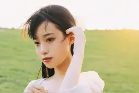 草地拍照，这些拍照姿势学起来，草地拍照很好看图片