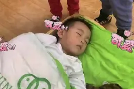 “超贪睡宝宝”走红，幼儿园午睡后不起床，全园师生一起围观图片