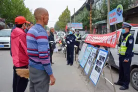 关爱老人 蒲城交警进村宣传送安全图片