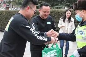 百余杯奶茶送交警！爱心商家为市交警直属一大队送去“春天的第一杯奶茶”图片