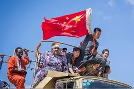 中国小伙海外遭抢劫，亮出国旗后被放走图片