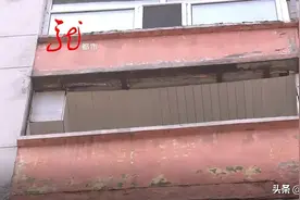 八级大风把6楼阳台变露台，厨房掉下去了，还伤及楼下车辆，这损失谁负责？图片