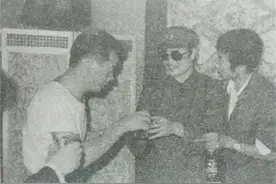 老兵在老山前线双目失明，30年后苦寻战友，感动郁钧剑图片