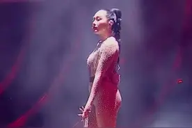 50岁钟丽缇真大胆，挑战肉色紧身衣性感又靓丽，为拼四胎身体发福图片