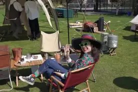 董花花大手笔为自己庆生，一根火腿价值上万，首曝真实年龄引热议图片