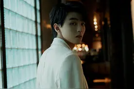 王俊凯今日造型米色西服，优雅贵气沉稳成熟，网：从弟弟秒变老公图片