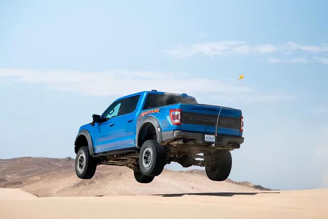 敢这样玩也只有TA了 外媒试驾新款福特F-150猛禽 | 卡车之友网