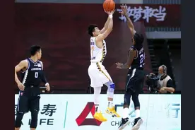 什么叫开挂？孙铭徽19岁才被李春江发现，24岁成CBA顶级本土后卫图片