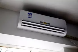 空调买时说免费安装，装时却各种收费，这些坑，你有踩过吗？图片