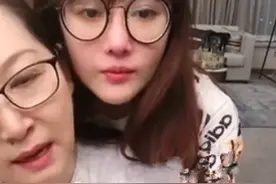 赵本山与妻女直播连麦，眼袋太大遭嫌弃，小8岁娇妻建议割掉被拒图片