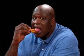 奥尼尔的手有多大？手比宋茜腰都宽 矿泉水喝成口服液图片