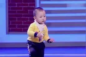 两岁萌娃大跳广场舞，撒贝宁却嫌弃刘仪伟人品，笑翻全场图片