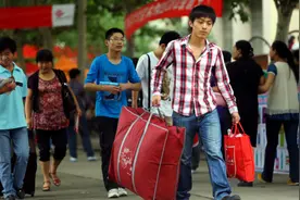 收到北京来的大学录取通知书，到底要不要迁户口？辅导员一语道破图片