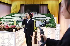 97年入殓师：第一次为逝者化妆时双手颤抖，如今服务过千余名逝者图片