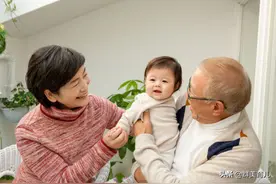 姥姥帮女婿带娃，无奈找女婿伸手要钱，却听到这样一番话，心酸图片