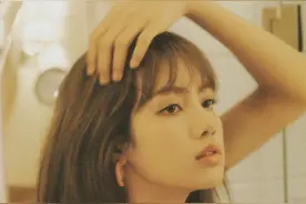 Lisa的腿开挂了吧？白色短袜拉得这么高，这腿还长得让人羡慕图片