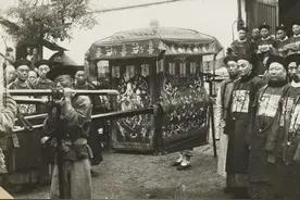 晚清老照片：男男女女在风月场所打麻将，囚徒感觉丢脸躲避镜头图片