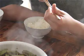 乙肝患者，吃饭时该不该和家人分碗筷？医生给出的建议请收好图片