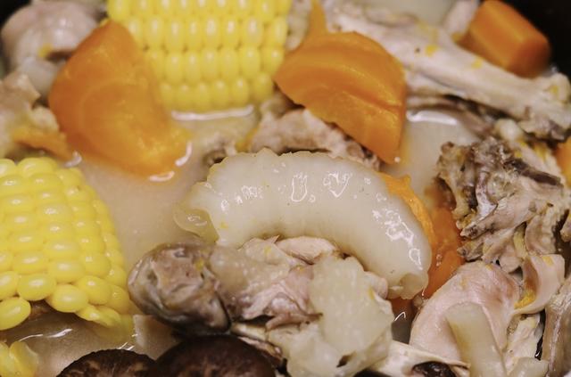 鸡肉炖花胶玉米红萝卜 2026年鸡肉炖花胶玉米红萝卜汤的功效 鸡肉炖花胶玉米红萝卜 2026年鸡肉炖花胶玉米红萝卜汤的功效