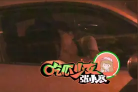 黄龄与神秘男子车内激吻，手牵手逛街甜蜜无间，男子外形不像许嵩图片