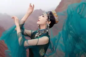 佟丽娅新疆美拍，异域风情舞姿优美，宛如仙女下凡，女神范十足图片