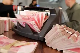 1亿现金存到银行，储户能过上怎样的生活？银行员工4字道破图片