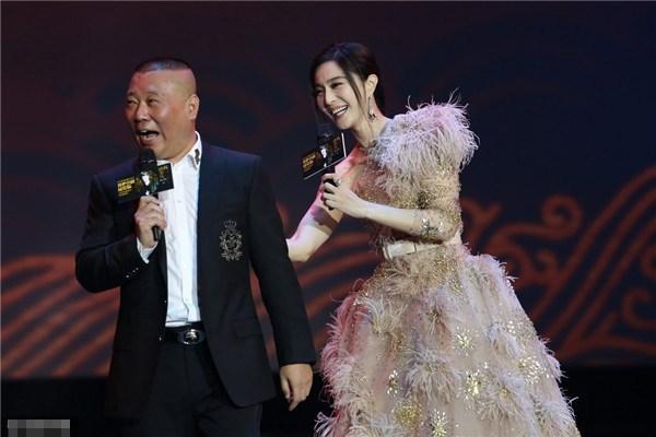 主持人方龄(拿女明星开玩笑就服郭德纲,调侃柳岩是奶瓶让女主持人叫春