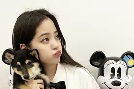 欧阳娜娜单手抱狗可爱嘟嘴，系蝴蝶领结少女感十足图片