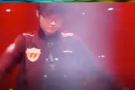 FAKER前滚翻登场全场欢呼，一旁的BENGI低头憋笑视频封面