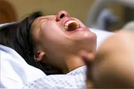 生孩子的时候，妈妈喊得撕心裂肺，胎宝宝却偷偷做着3件事图片