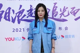 赵薇的气质是真没得挑，这么亮的蓝色都能驾驭，就是略微有点显黑图片
