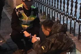 从不喝酒的男人醉倒街头，醒来抱住妻子崩溃痛哭，95后交警小哥这波操作，满分！图片
