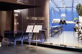 克莱因蓝来袭！魔都爆火咖啡「 M Stand 」，插旗大上海时代广场图片