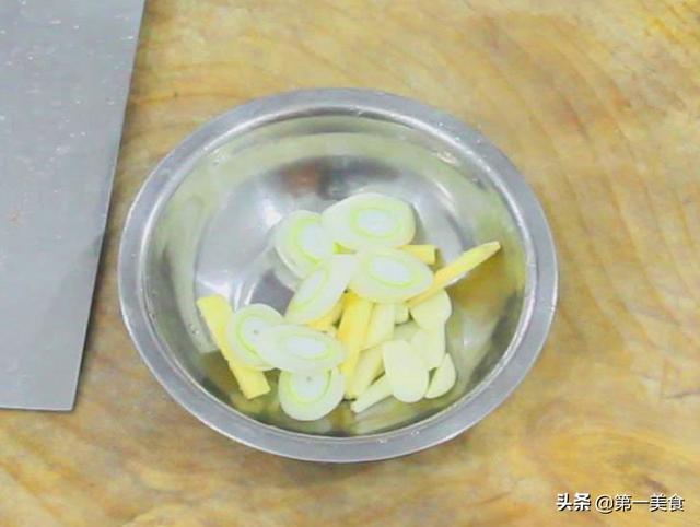 厨师长做道爆炒鱿鱼，脆嫩无腥味，几分钟做一盘，看看你也会