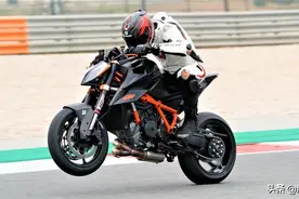 KTM 1290 Super Duke R 2020 外媒评测图片