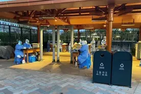 刚刚，上海迪士尼乐园停止游客进入，离园游客需核酸检测图片