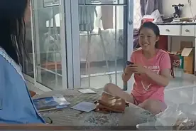 辽宁双胞胎考生，总分只相差1分，姐姐满心欢喜，妹妹闷闷不乐图片