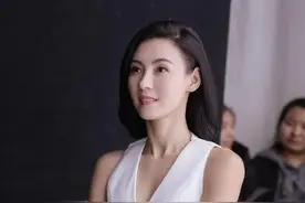 超美：张柏芝一身白裙拍广告，清新淡雅气质迷人图片