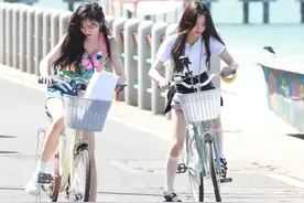 吴宣仪杨超越综艺路透曝光，两人穿短裤海边骑自行车秀美腿图片