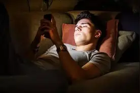 我猜你正在玩手机？警惕！这种行为很危险→图片