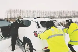 黑龙江建虎高速大范围降雪，6台被困车辆获救图片