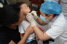 孩子被鱼刺卡喉怎么办？吞饭、喂醋纯属害娃，正确做法就两步图片