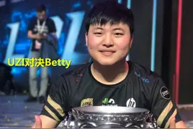 RNG新老ADC选手韩服相遇，UZI被Betty碾压，最后他的表情耐人寻味图片