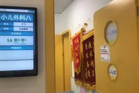 7岁女孩连啃6对鸡翅1个汉堡，肚子疼送医院，抽出“牛奶血”图片