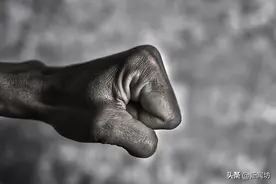 72岁老人被儿子儿媳打到求饶，2天后去世！细节披露了…图片