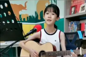 陆毅12岁女儿深情唱歌，表情沉醉音准棒，网友：可以接王菲的班图片