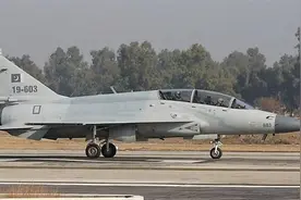 首架双座型“枭龙”坠毁！马丁·贝克再立功，两名飞行员弹射逃生图片