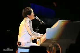 郑源19岁靠唱歌一天赚一万元，拒绝春晚邀约，却没人敢说他耍大牌图片