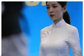 中国女裁判凭身材爆红，穿旗袍亮相瑞士赛场，网友：尽显东方美图片
