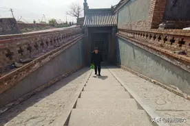 7旬农民大爷3千元买地坑院5万卖，有人花50万装潢，啥情况图片